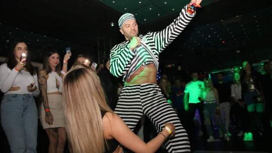 Striper, stripper, stripare, striptease masculin